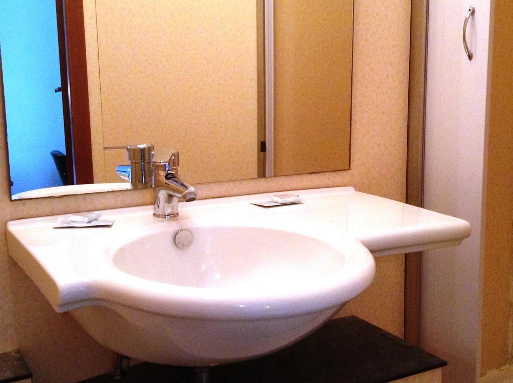 Hotel Bernheof Genoa Room photo